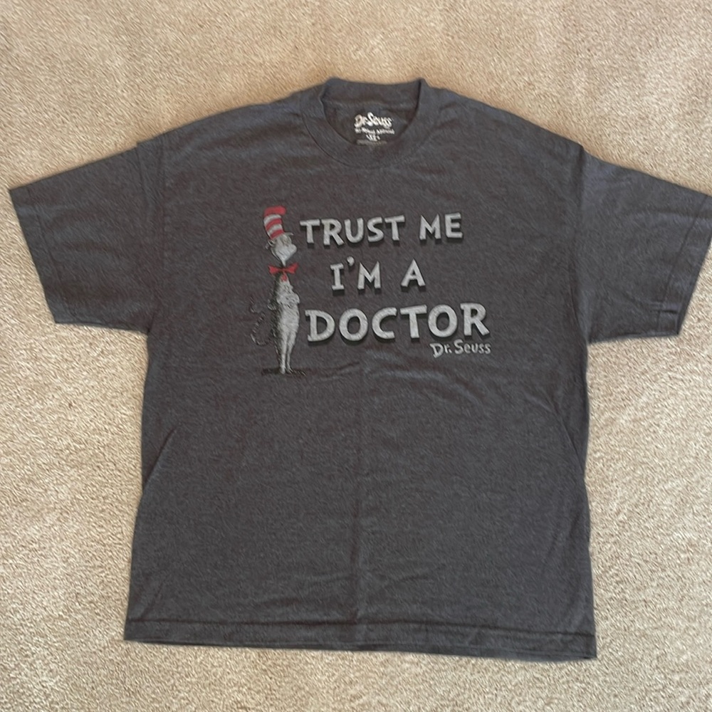 Dr. Seuss men’s dark graytshirt “Trust Me I’m A Doctor”, new without tags